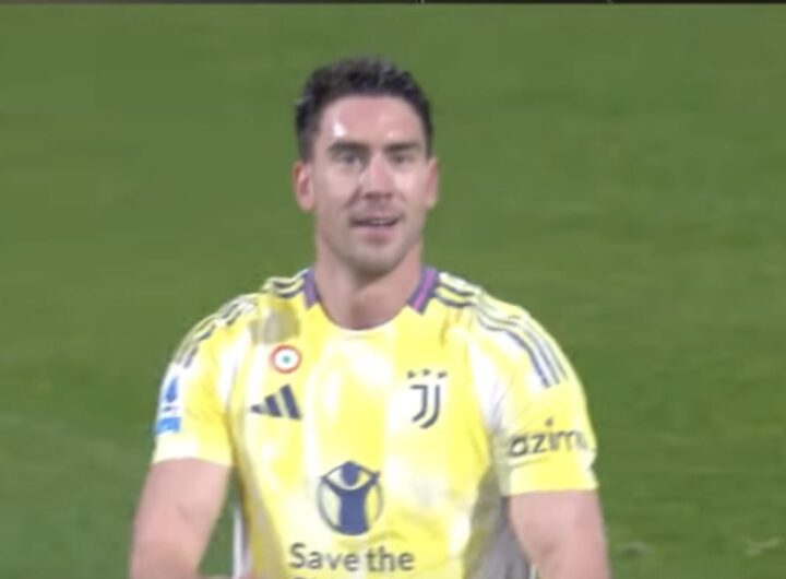 Dusan Vlahovic esulta dopo il gol al Cagliari
